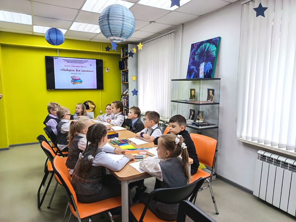 Мастер-класс «Подарок для книжки» в библиотеке (универсальной) № 16