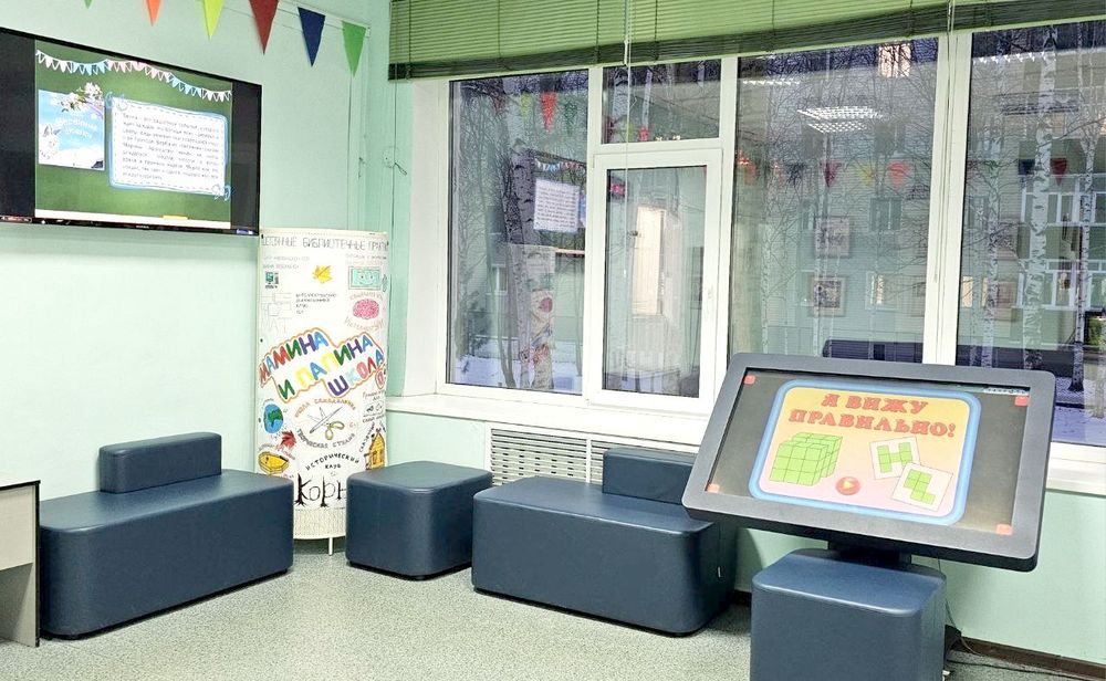 Интерактивный стол в холле