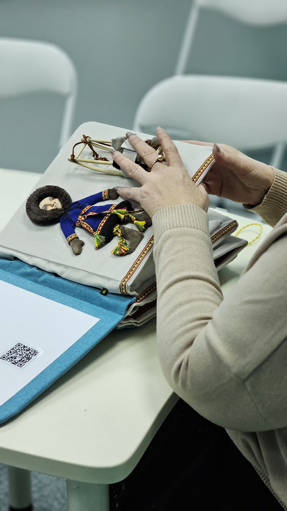 Фигура мальчика и нарты