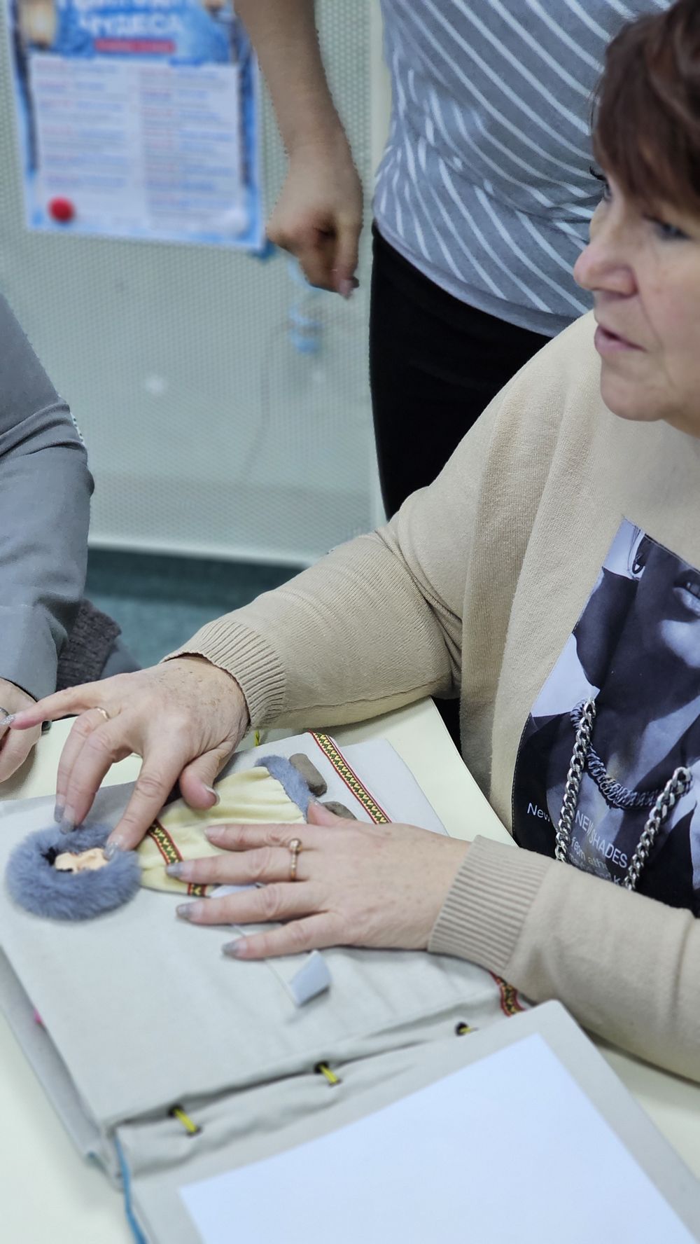 Наталья Анатольевна обследует фигуру девочки на странице