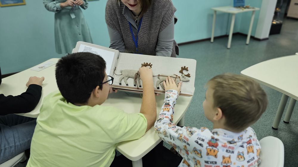 Раскладная страница с оленями