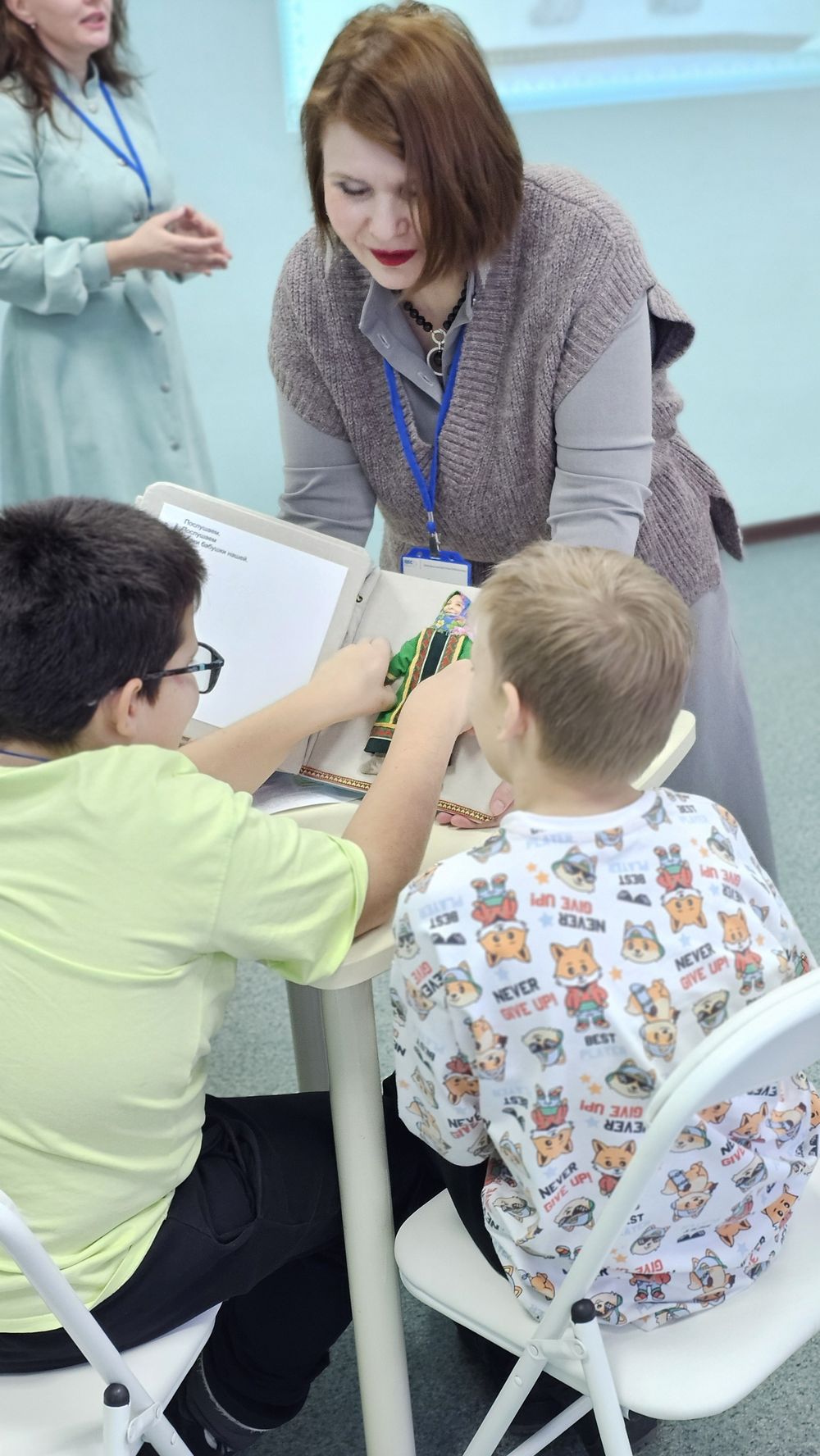 Тактильное обследование фигуры бабушки в национальной домашней одежде