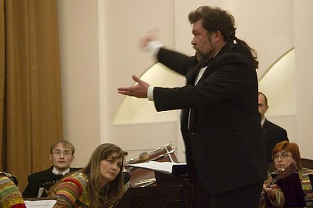 Руководитель оркестра «Былина» дирижёр Е. В. Сигута